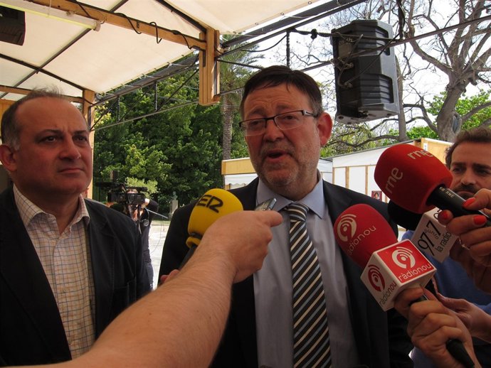 Ximo Puig Atiende A Los Periodistas Junto A Calabuig Y A Broseta.