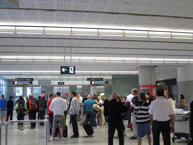 Pasajeros En El Aeropuerto De Málaga