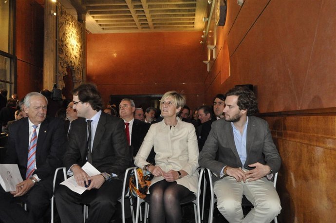 Familiares De Giménez Abad, En El Acto De Las Cortes