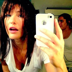 Bar Refaeli haciéndose una autofoto en un espejo