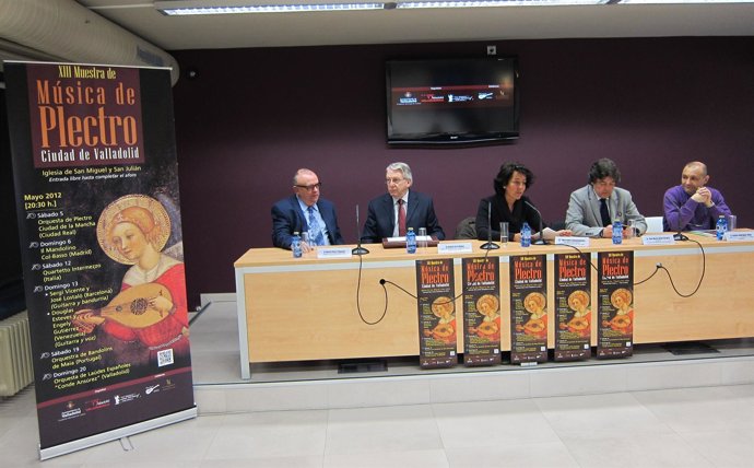 De La Mano (Segundo Por La Izq) Y Cantalapiedra (Centro) Presentan La Muestra