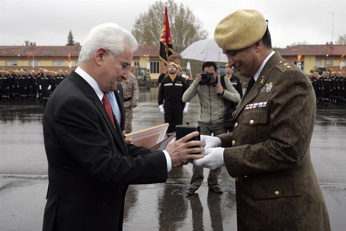 José Varela, En El Momento De La Entrega De La Medalla De Plata A La UME.