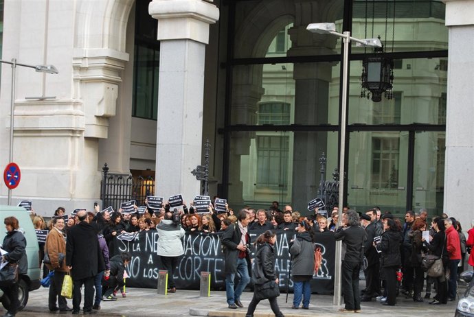 Manifestantes Vestidos De 'Luto' En El Ayuntamiento