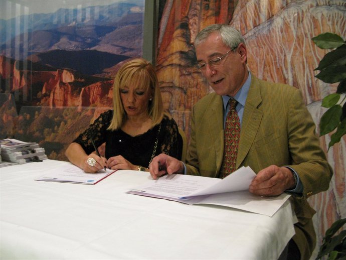 Isabel Carrasco Y Enrique Hernáez Durante La Firma Del Acuerdo.