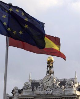 Bandera De España Y Unión Europea Al Lado Del Banco De España