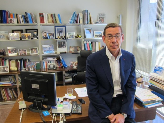 Antonio Clemente En Su Despacho