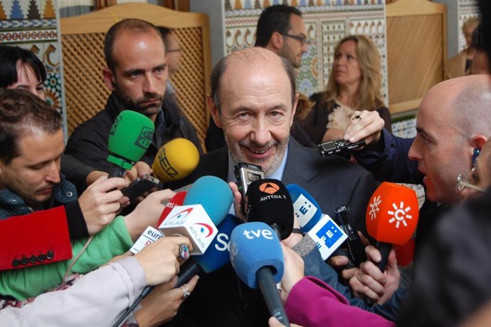 Rubalcaba Atiende A La Prensa Tras La Investidura.