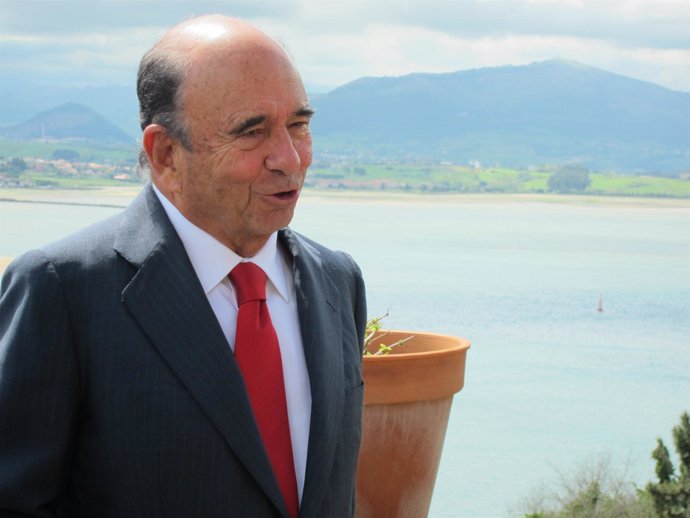 Emilio Botín, Presidente Del Banco Santander, Con La Bahía De Santander Al Fondo