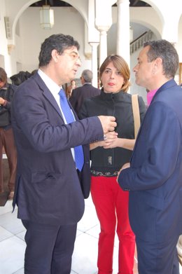 Elena Cortés Conversa Con Valderas Y Castro En El Parlamento