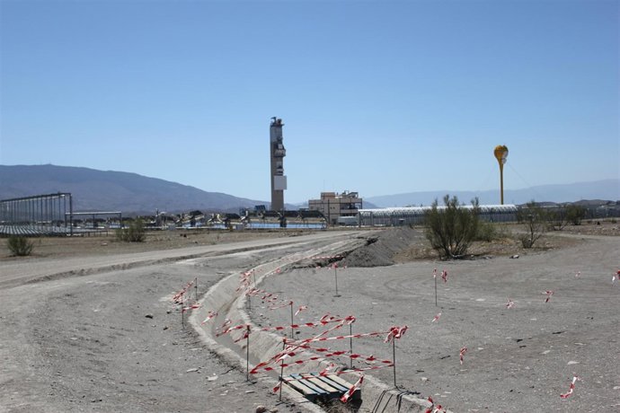 Obras De La Primera Central Solar De Ensayor De Geometría Variable.