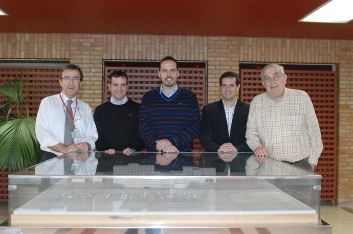 El Director De Servicios Generales Con Profesionales De Unidades Certificadas