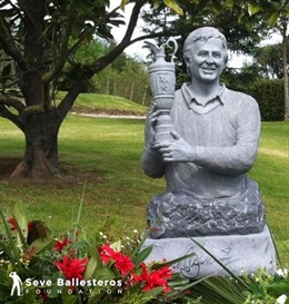 Busto Seve Ballesteros Junto Al Magnolio En El Que Reposan Sus Restos 