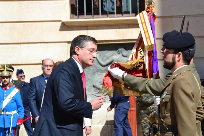 El Alcalde De Teruel, Manuel Blasco, Besando La Bandera Este Domingo