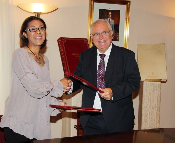 Firma Entre Johnson Y Cotino Para Restaurar El Yeso Del Mausoleo De Joselito