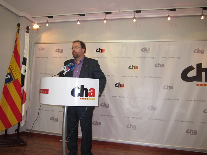 El Portavoz De CHA En La DPZ, Bizén Fuster, En Rueda De Prensa En La Sede De CHA