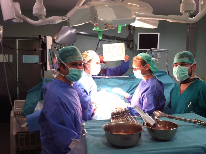 Cirujanos Del Hospital Virgen Del Rocío En Una Operación De Trasplante Hepático