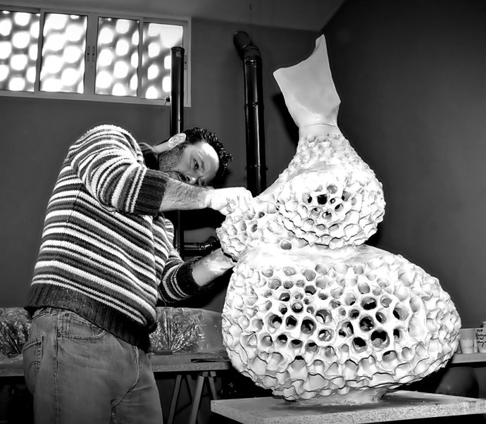 El Artista Pier A. Scimeni Trabaja En Una De Sus Esculturas