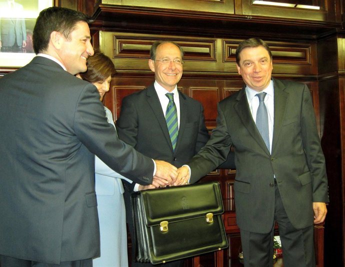 Luis Planas Recibe La Cartera De Agricultura, Pesca Y Medio Ambiente