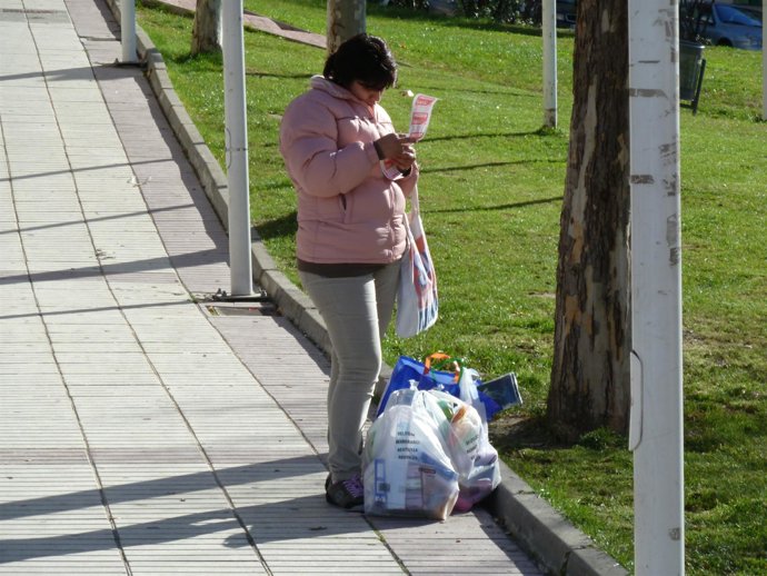 Repasando la lista de la compra en un supermercado