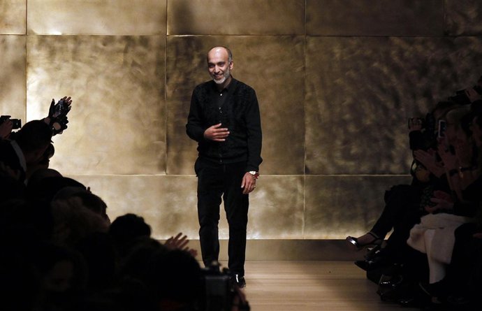 Manish Arora, Diseñador De Paco Rabanne, Sale A Saludar En Un Desfile 