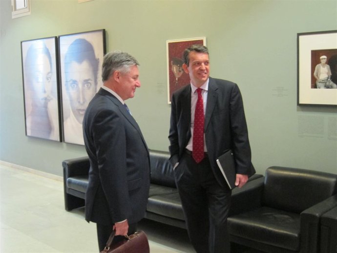 Vela, En Los Pasillos De Las Corts Antes De Comparecer En La Comisión De La CAM