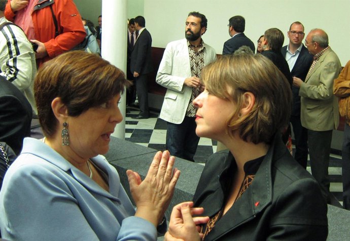 Elena Cortés Charla Con Su Precedesora En El Cargo Josefina Cruz Villalón