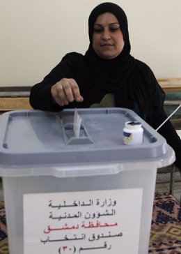 Una Mujer Siria Vota En Las Elecciones Parlamentarias En Damasco