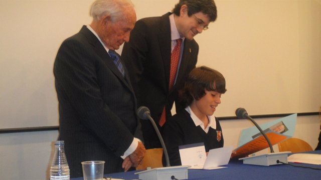 Sergio Ojer Lee El Trabajo Premiado Ante El Consejero Iribas Y Rafael Guardans. 