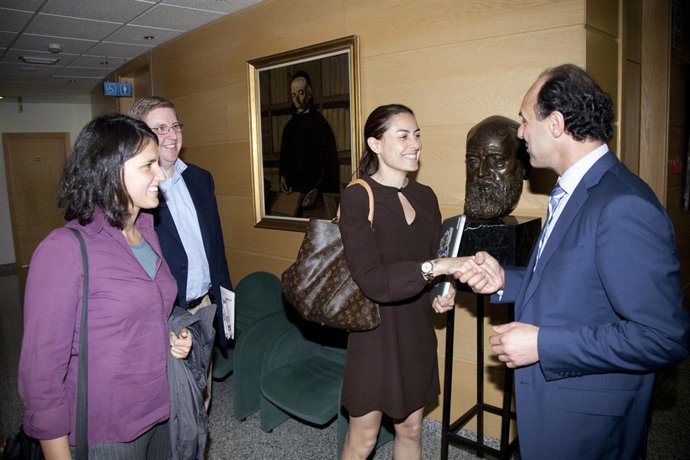 Diego Recibe A Bárbara Navarro 