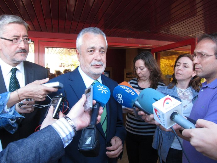 El Presidente De La Junta, José Antonio Griñán, Tras Reunirse Con Empresarios