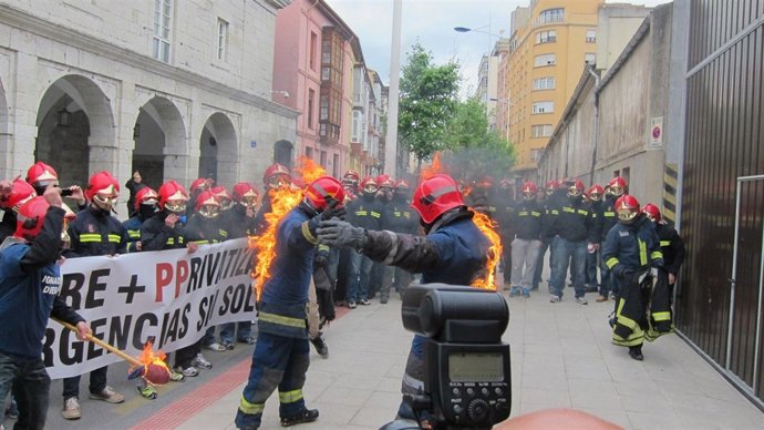 Dos Bomberos Simularon Quemarse A Lo Bonzo