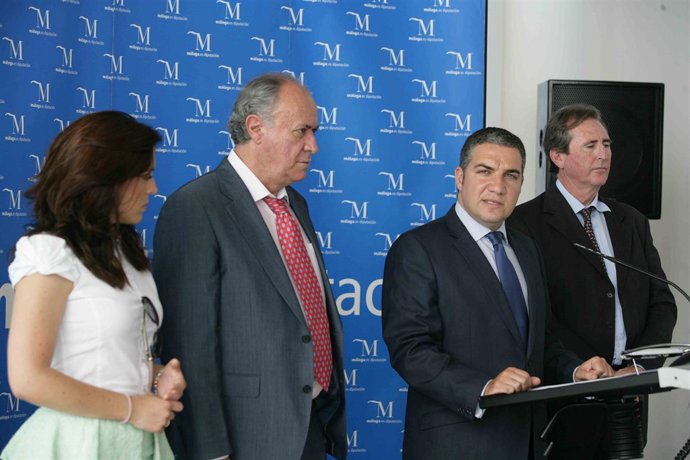 Bendodo en el acto de descubrimiento del nombre junto al resto de representantes