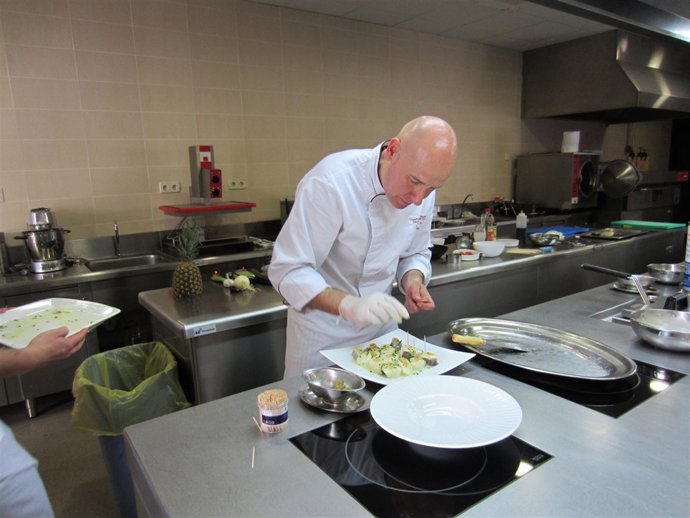 El Chef Jon Iztueta De La Escuela De Hostelería Y Turismo De Gamarra