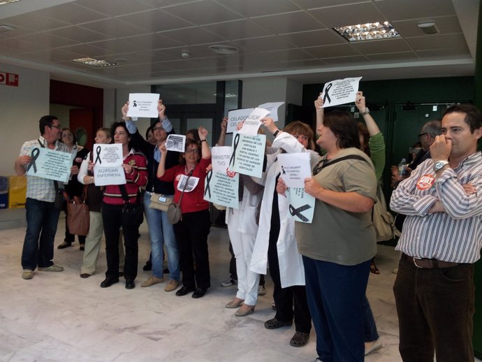 Trabajadores Del Hospital Son Espases Protestan Por Los Recortes