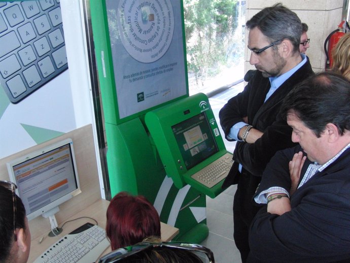 El Delegado De Empleo, Eduardo Muñoz, Junto Al Alcalde De Ayamonte. 