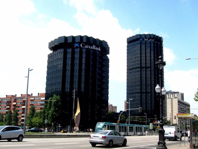 Sede De La Caixa Con El Logotipo De Caixabank