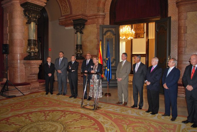Núria De Gispert Con El Cuerpo Consular Acreditado En Barcelona
