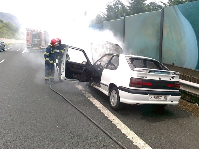 Bomberos Apagan Un Coche Que Se Incendió En La Autovía A-67