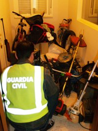 Detenidos seis adultos e imputados dos menores de una banda dedicada a robar en urbanizaciones