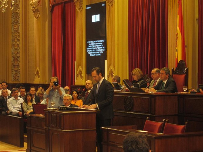 Bauzá Compareciendo En El Parlament