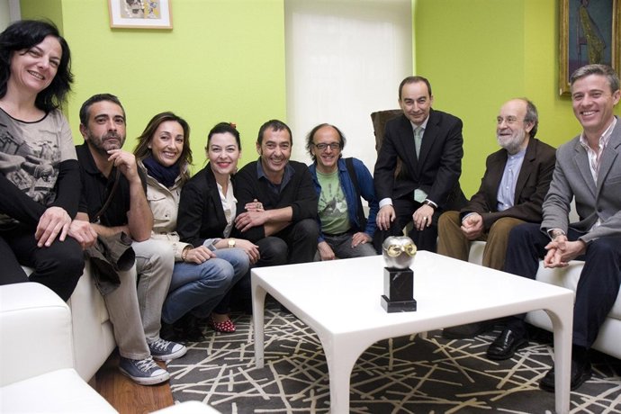 El Consejero De Cultura Con Los Integrantes De La Machina