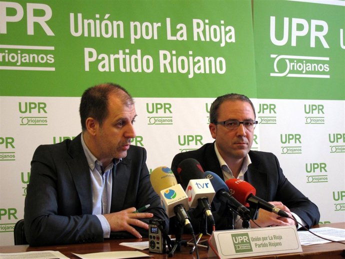 Legarra, Acompañado De Gil Trincado, Ante Un Cartel Con El Nombre Del Partido