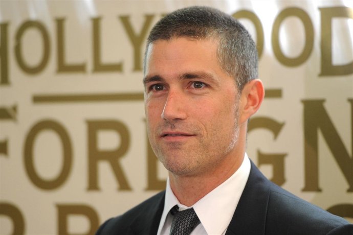 Matthew Fox Posando Con Traje 