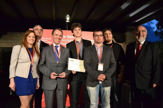 Los Miembros Del Equipo Premiado Junto Al Rector De La UPNA, Julio Lafuente.