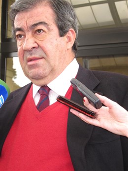 Cascos, A La Salida Del Tanatorio.