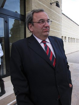 Salvador Fuente, A La Entrada Del Tanatorio.