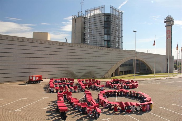 Protesta De Trabajadores De RTVV Ante El Centro De Burjassot