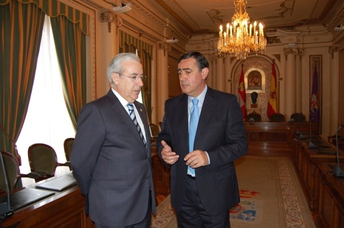 Jesú Encabo Terry (Izq) Y Antonio Pardo Conversan En La Visita