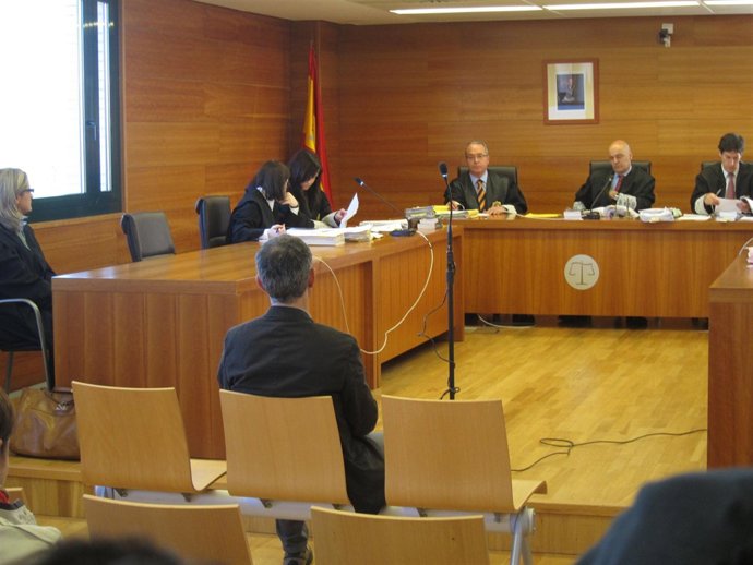 El Profesor Acusado De Abusos A Alumnas, En La Sala Para Ser Juzgado