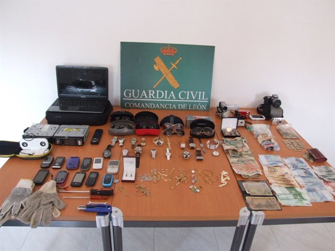 Varios Efectos Y Objetos Intervenidos A Los Detenidos.